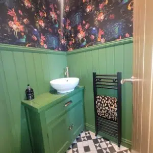 Green bathroom wall panelling